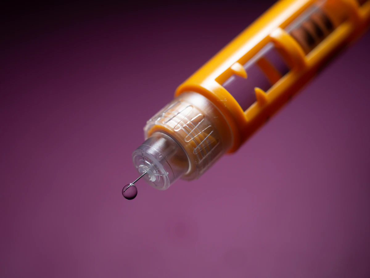 Insulin-style injection pen with a drop at the tip