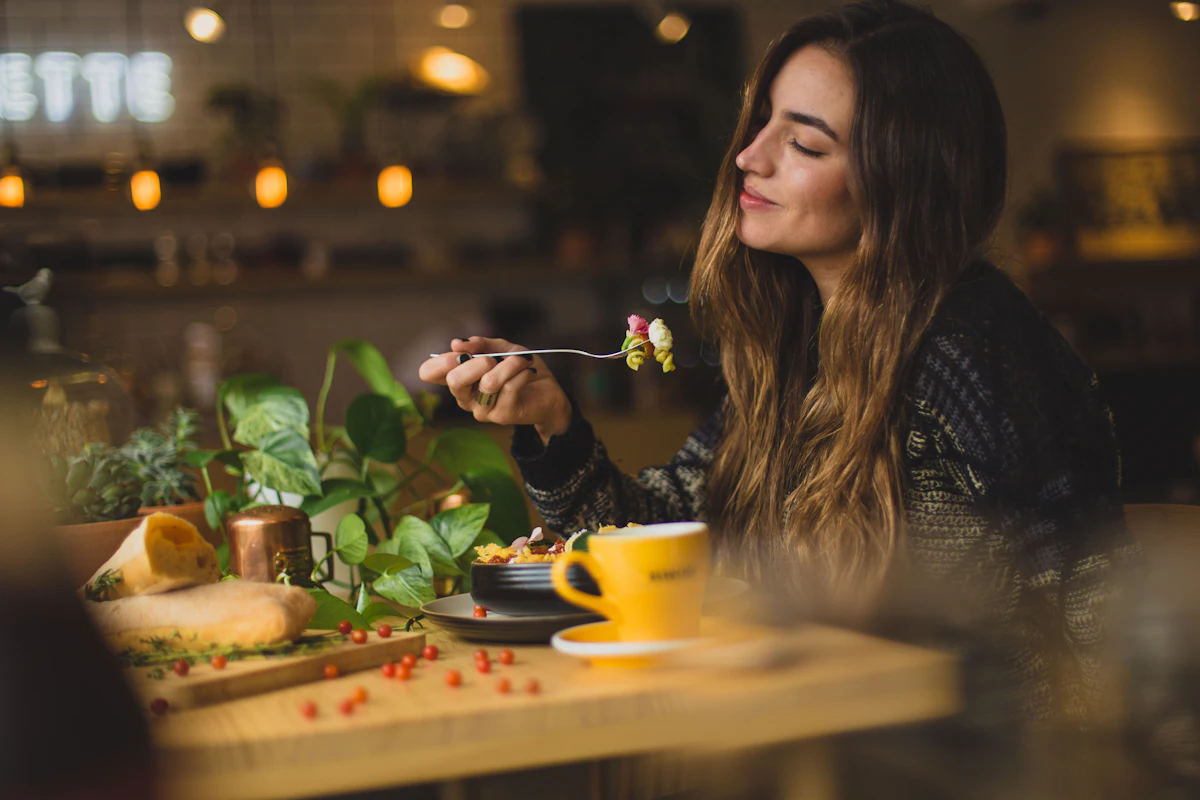 Woman eating a healthy meal at a cafe
